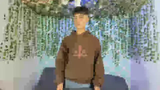 oliverhot2005 online show from September 26, 8:06 pm