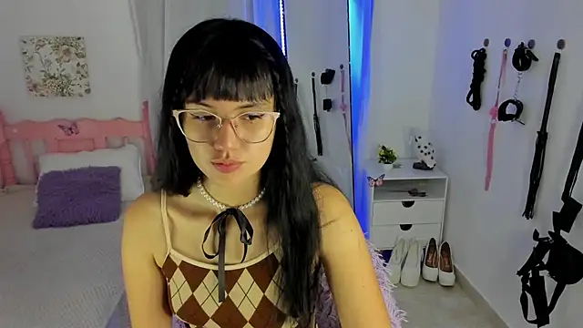 cute roxy online show from February 7, 3:10 am