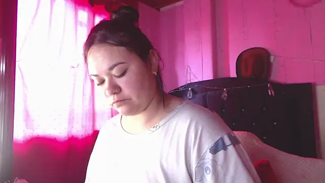 NikkiRous  online show from April 29, 3:26 pm