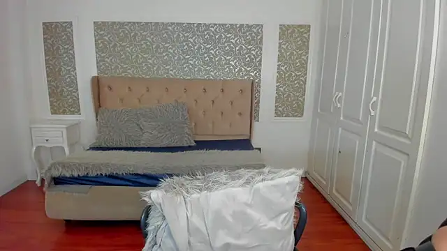 KimWessel  online show from October 21, 7:51 pm