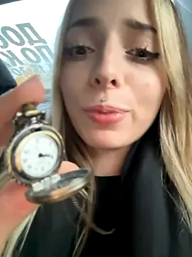 LoraaDoll online show from October 20, 2:20 pm