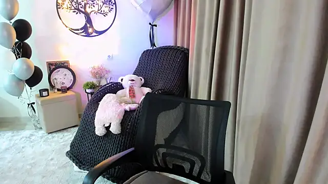 worldofkim online show from April 1, 3:09 pm