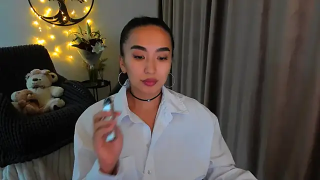 worldofkim online show from February 19, 8:40 pm