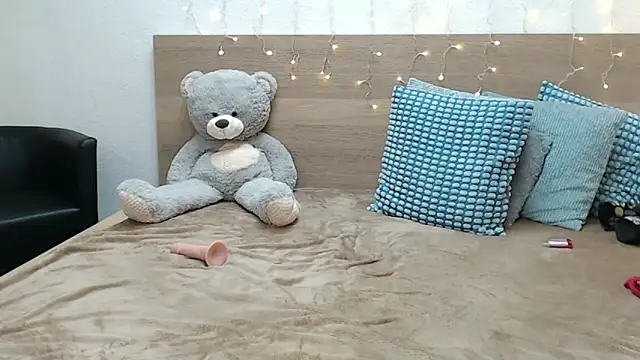 Snapshot of SophieyMoon chatting on September 18, 9:30 am SophieyMoon online show from September 18, 9:30 am