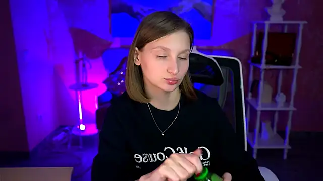 EllaHorton online show from March 2, 1:40 pm