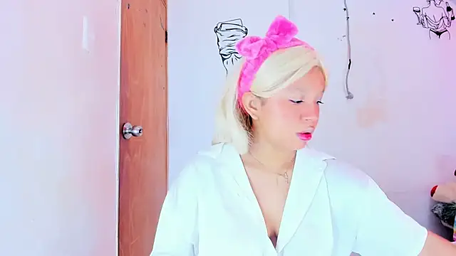 Emily Coper18 online show from March 13, 1:56 pm