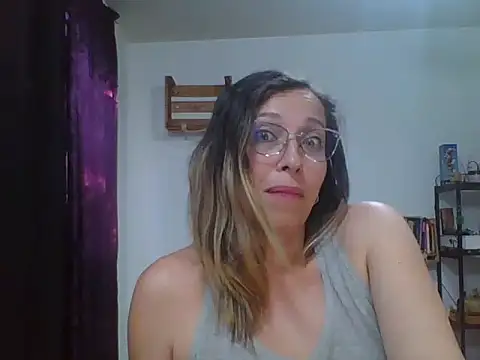 Snapshot of charlott_ponce chatting on October 14, 10:45 pm charlott ponce online show from October 14, 10:45 pm