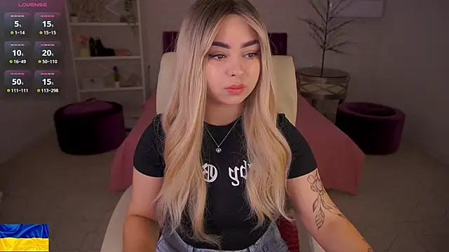 SusieWood online show from April 23, 8:11 pm