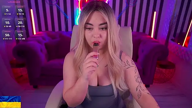 SusieWood online show from April 22, 8:06 pm