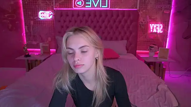 ChloeBrightt online show from November 3, 9:52 pm