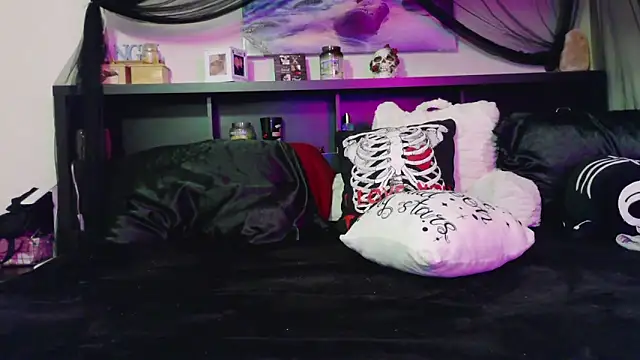 CrystalLakeXO online show from February 3, 6:51 am