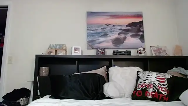 CrystalLakeXO online show from October 4, 7:47 am