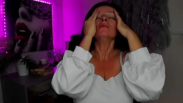 Snapshot of HelenLuxx chatting on October 8, 5:45 am HelenLuxx online show from October 8, 5:45 am