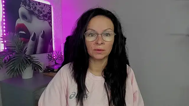 Snapshot of HelenLuxx chatting on September 18, 5:39 am HelenLuxx online show from September 18, 5:39 am