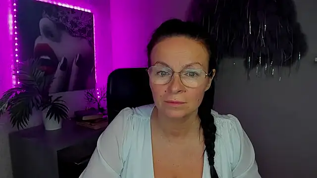 Snapshot of HelenLuxx chatting on September 27, 8:05 pm HelenLuxx online show from September 27, 8:05 pm