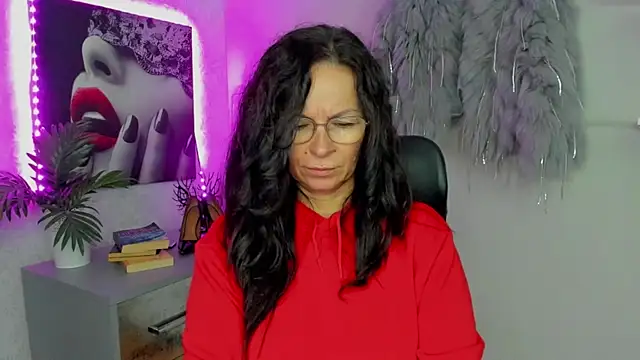 Snapshot of HelenLuxx chatting on October 16, 5:54 am HelenLuxx online show from October 16, 5:54 am