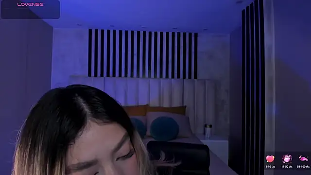 ViolettHansson online show from April 17, 9:11 am