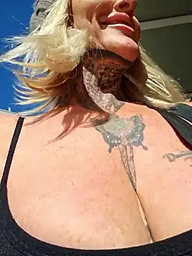 Snapshot of YourMommyBlair chatting on October 10, 8:52 am YourMommyBlair online show from October 10, 8:52 am