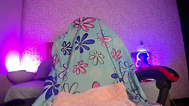 luly pink online show from April 21, 4:08 am