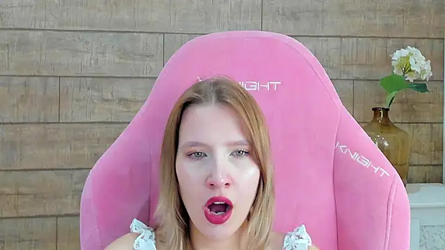 Snapshot of LiliLinn chatting on October 20, 4:48 am LiliLinn online show from October 20, 4:48 am