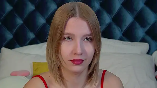 Snapshot of LiliLinn chatting on September 19, 4:44 am LiliLinn online show from September 19, 4:44 am