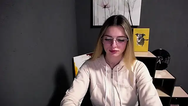 lady olivia  online show from April 28, 3:05 pm