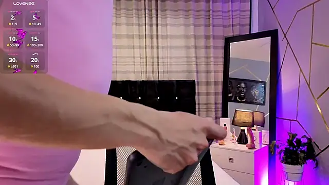 Megan Do Santos online show from December 20, 9:08 pm