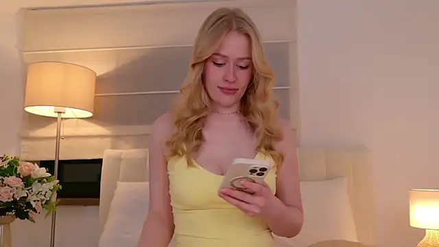 JuliaJaee online show from March 31, 7:36 pm