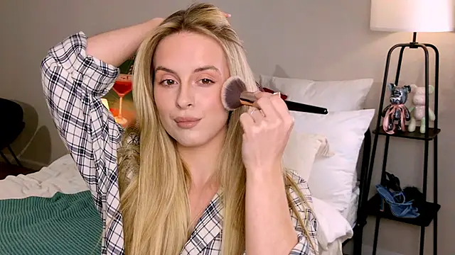 RozzitaBedberry online show from October 18, 1:14 pm