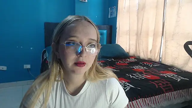 Snapshot of Liaroberts1 chatting on October 6, 12:00 pm Liaroberts1 online show from October 6, 12:00 pm
