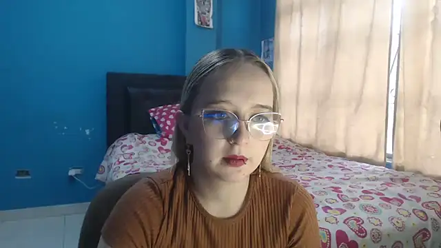 Liaroberts1 online show from December 4, 12:07 pm