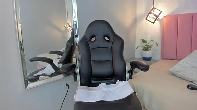 SUNNYCYRUS online show from September 20, 1:09 pm