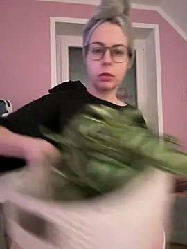 Livewithlucy online show from March 11, 7:01 am