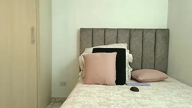 karina lewis  online show from February 4, 6:49 am