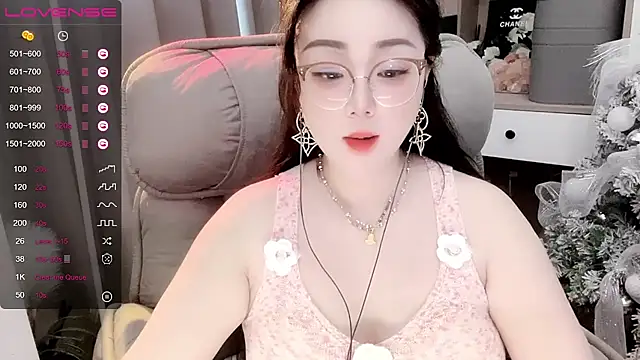 Snapshot of Monica-888 chatting on October 7, 6:18 am Monica-888 online show from October 7, 6:18 am