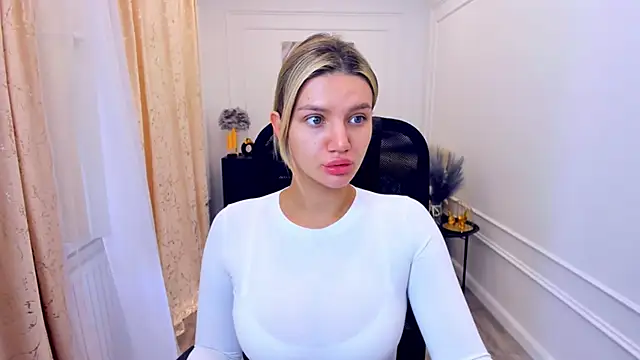 SelenaeMoore online show from June 5, 6:52 am