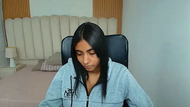 shaneelle online show from February 4, 6:49 am