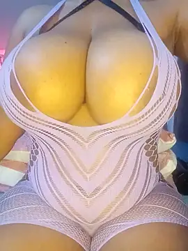 Snapshot of SexyCamila-22 chatting on October 16, 5:32 am SexyCamila-22 online show from October 16, 5:32 am