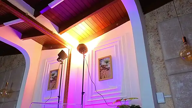 AlessiaLondon online show from April 1, 1:41 pm