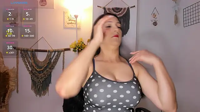 anaruiz  online show from February 17, 11:59 pm