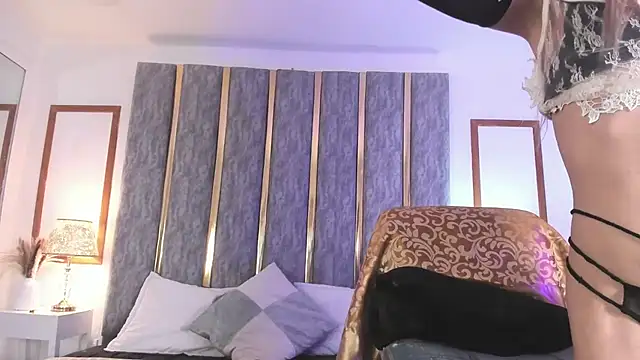 Snapshot of queen_satin chatting on October 16, 9:23 am queen satin online show from October 16, 9:23 am