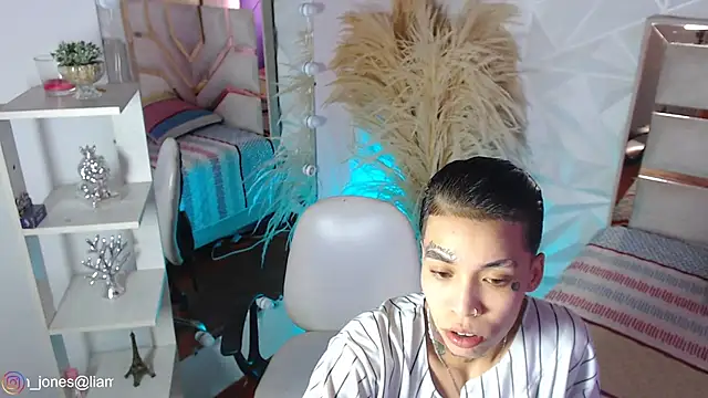 Jonesliam23 online show from March 26, 7:15 pm