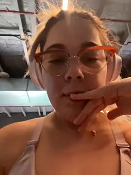 Snapshot of brooklynivy chatting on October 29, 3:44 am brooklynivy online show from October 29, 3:44 am