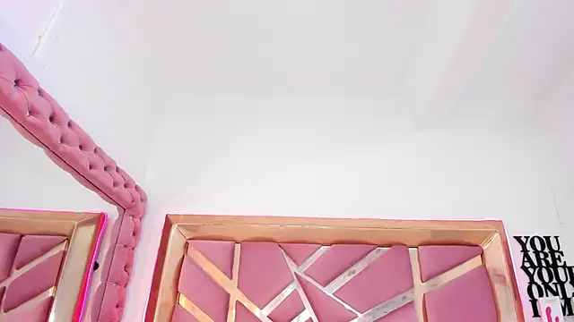 Britanymooree online show from April 18, 7:18 pm