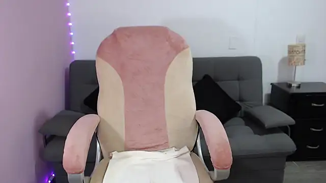 NicoleKitty  online show from February 13, 10:33 pm