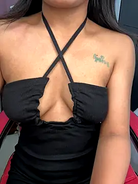 LeisyXO online show from November 18, 7:15 pm