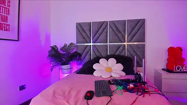 Laura Dicardy online show from March 28, 7:57 pm