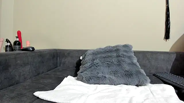 julianamorant online show from January 9, 8:13 pm