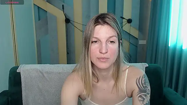 EmilyWalkeri online show from February 10, 8:50 am