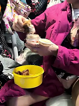 gurlnips online show from February 20, 11:45 am